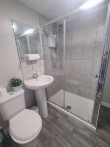 une salle de bains avec douche, toilettes et lavabo dans l'établissement Hotel 52, à Whitley Bay 4 autres photos