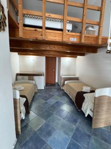 una camera con due letti e un soffitto di Loft di Edo ad Alghero