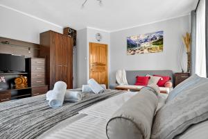 Et tv og/eller underholdning på Gut Apartment - 2 sypialnie, duża kuchnia, kino domowe NETFLIX & HBO, kryty parking, szybkie WIFI, 5km od Zakopane