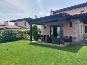 une pergola dans l'arrière-cour d'une maison dans l'établissement Casa en Bustarviejo con vistas, à Bustarviejo