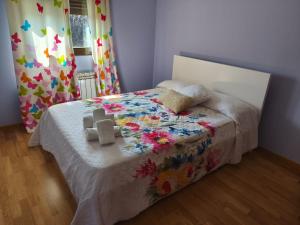 - un lit avec un ours en peluche dans une chambre dans l'établissement Casa en Bustarviejo con vistas, à Bustarviejo