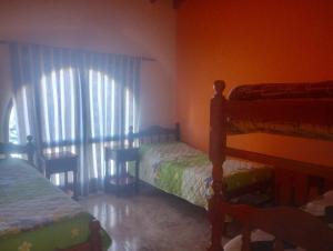 ein Schlafzimmer mit zwei Etagenbetten und einem Fenster in der Unterkunft El kincho in Humahuaca