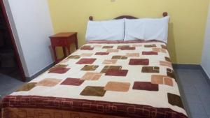 Bett in einem kleinen Zimmer mit einem Bett sidx sidx sidx sidx in der Unterkunft El kincho in Humahuaca