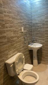 ein Badezimmer mit Toilette und Waschbecken in der Unterkunft El kincho in Humahuaca