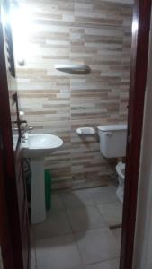 ein Badezimmer mit Waschbecken und Toilette in der Unterkunft El kincho in Humahuaca + 3 Fotos