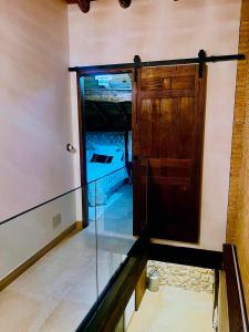 un aquarium vide dans une pièce avec une porte en bois dans l'établissement BocallenaRural LASTRAS DE CUELLAR, à Lastras de Cuéllar 24 autres photos