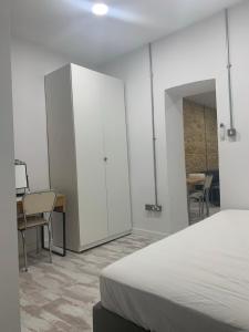 Postel nebo postele na pokoji v ubytování Othono &Theonos Walled City Studio