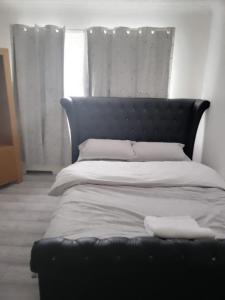 Giường trong phòng chung tại APEX HOUSE Le Hope ENSUITE