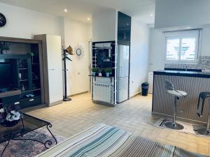 « Ciel D’ORAN » في وهران: غرفة معيشة كبيرة مع طاولة وثلاجة