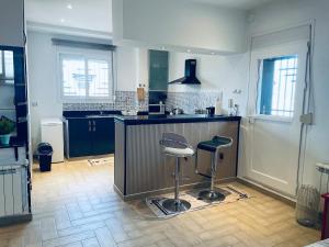 « Ciel D’ORAN » في وهران: مطبخ مع كونتر و كرسيين +5 صور