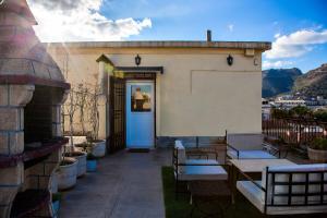 « Ciel D’ORAN » في وهران: مبنى به باب أزرق ومقاعد في الفناء