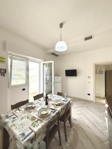 TV a/nebo společenská místnost v ubytování Cento Passi dal Mare