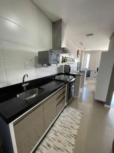 Η κουζίνα ή μικρή κουζίνα στο Lindo Apartamento - 150 metros da Praia do Gravatá