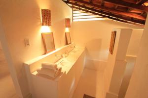 ein Badezimmer mit Waschbecken, Spiegel und Handtüchern in der Unterkunft Alto Bonito - Atins in Atins + 8 Fotos