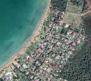 un mapa de una playa con círculos rojos en Nomadas 5 bdrs villa with private pool 2nd line to beach, en Las Terrenas