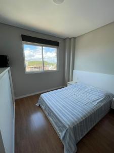 Ένα ή περισσότερα κρεβάτια σε δωμάτιο στο Lindo Apartamento - 150 metros da Praia do Gravatá