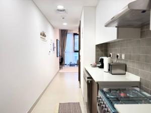 Kuchyň nebo kuchyňský kout v ubytování ASHRI HH | Studio in Ajmal Makan | Beach Access