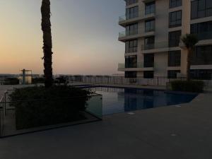 Bazén v ubytování ASHRI HH | Studio in Ajmal Makan | Beach Access nebo v jeho okolí