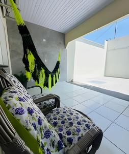 une chambre avec une chaise et une plante dans l'établissement Pousada Caminho das Águas, à Santo Amaro