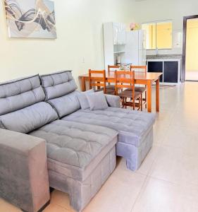un salon avec un canapé et une table dans l'établissement Espaço aconchego a 3 minutos do centro, à Sinop