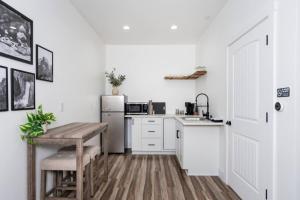 Una cocina o cocineta en Yosemite Oasis Kassidy King Suite Luxe