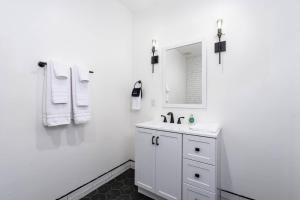 Un baño de Yosemite Oasis Kassidy King Suite Luxe