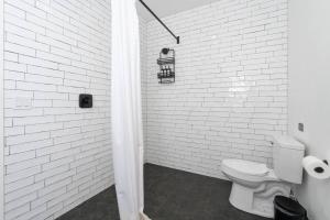 Un baño de Yosemite Oasis Kassidy King Suite Luxe