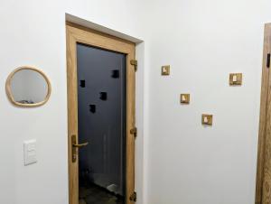 una porta in una stanza con uno specchio sul muro di Le Douillet 20' Strasbourg logement neuf CLIM a Marlenheim