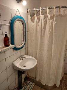 a bathroom with a white shower curtain and a sink at Refugio Urbano Sentite como en casa en Comodoro Rivadavia in Comodoro Rivadavia +14 photos
