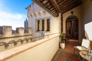 un balcon avec vue sur un immeuble dans l'établissement Palazzo Malfatti Zwei Zimmer Wohnung Für Zwei Personen, à Massa Marittima