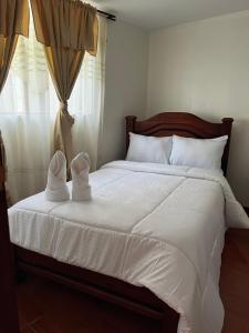 ein Schlafzimmer mit einem großen Bett mit Handtüchern darauf in der Unterkunft HOTEL BABILONIA in Manizales