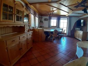 eine Küche mit Tisch und ein Esszimmer in der Unterkunft Großzügiges Ferienhaus mit Sauna und Whirlpool in Lachtal + 32 Fotos