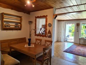 Un comedor con mesa y sillas de madera. en La Datcha, en Unterschleißheim