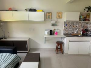 una cucina con mobili bianchi e un piano di lavoro di Retiro Esperança a Santa Isabel do Pará Altre 28 foto