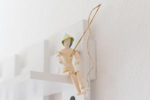 un bonhomme jouet assis sur une étagère avec un bâton dans l'établissement Nordlicht, à Steinbergkirche 27 autres photos