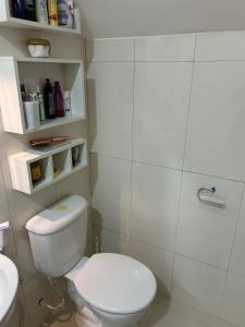 un bagno bianco con un water e un lavandino di Retiro Esperança a Santa Isabel do Pará