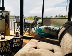 un salon avec un canapé et une table dans l'établissement Hausboot Mit Sauna, à Braunsbedra