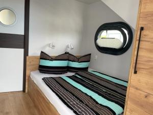 une petite chambre avec un lit et une fenêtre dans l'établissement Hausboot Mit Sauna, à Braunsbedra