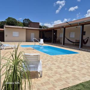 een zwembad voor een huis bij Chácara Nonna Rosa in Socorro