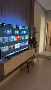 una grande TV a schermo piatto seduta sopra un tavolo di شقة الفيصلية a Gedda