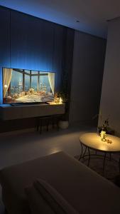 una stanza con una finestra con un tavolo e una vista sulla città di شقة الفيصلية a Gedda