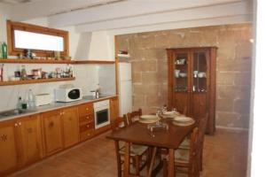 Kuchyň nebo kuchyňský kout v ubytování Gemütliches Ferienhaus In Alaior Mit Privatem Pool