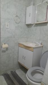 Et badeværelse på Kitnet Temporada Mobiliada A Beira Mar