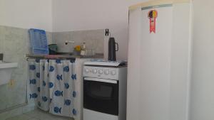 Køkken eller tekøkken på Kitnet Temporada Mobiliada A Beira Mar + 4 billeder