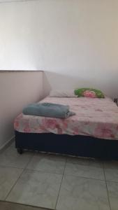 En eller flere senge i et værelse på Kitnet Temporada Mobiliada A Beira Mar