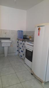 Køkken eller tekøkken på Kitnet Temporada Mobiliada A Beira Mar