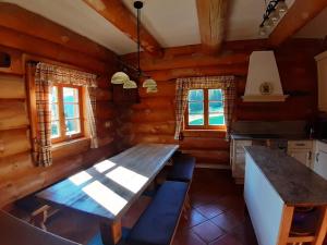 eine Küche mit einem Holztisch in einer Hütte in der Unterkunft Ferienhaus für 8 Personen ca 210 m in Lachtal, Steiermark Obersteiermark in Lachtal