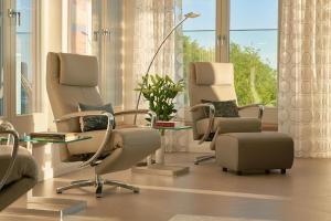 ein Wartezimmer mit 3 Stühlen und einem Tisch in der Unterkunft Appartement in Sellin mit Garten, Sauna und Terrasse und Meerblick in Ostseebad Sellin