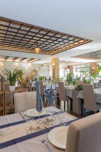 une salle à manger avec des tables et des chaises dans un restaurant dans l'établissement Casa Lili, à Moraira
