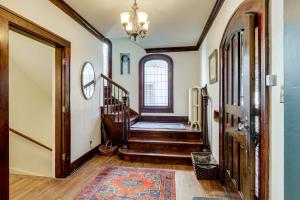 Ένα ή περισσότερα κρεβάτια σε δωμάτιο στο Historic Home Overlooking Central Riverside Park!